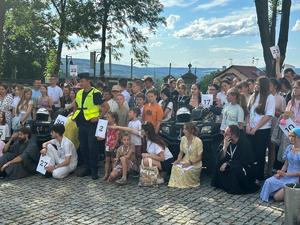 policjanci wraz z uczestnikami spotkania młodych w Kalwarii Pacławskiej