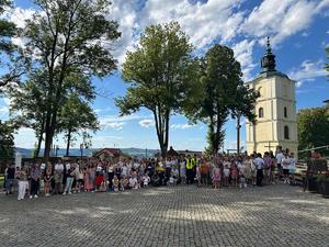 policjanci wraz z uczestnikami spotkania młodych w Kalwarii Pacławskiej