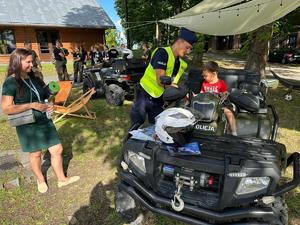 policjanci wraz z uczestnikami spotkania młodych w Kalwarii Pacławskiej