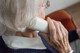 senior rozmawiający przez telefon