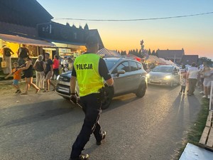 Policjanci podczas zabezpieczenia uroczystości związanych z Wielkim Odpustem Wniebowzięcia NMP w Kalwarii Pacławskiej