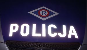 pokrywa silnika radiowozu z napisem policja