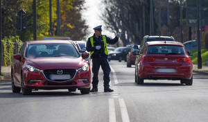 policjant kierujący ruchem