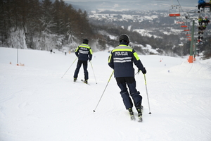Policjanci i inni uczestnicy na stoku