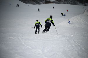 Policjanci i inni uczestnicy na stoku