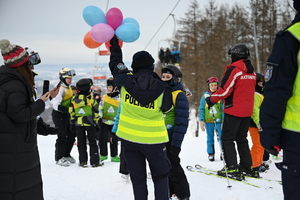 Policjanci i inni uczestnicy na stoku