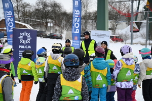 Policjanci i inni uczestnicy na stoku