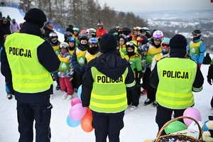 Policjanci i inni uczestnicy na stoku