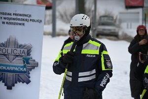 Policjanci i inni uczestnicy na stoku