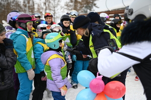 Policjanci i inni uczestnicy na stoku