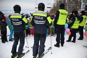 Policjanci i inni uczestnicy na stoku