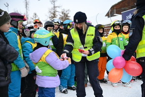 Policjanci i inni uczestnicy na stoku