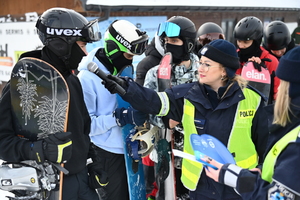 Policjanci i inni uczestnicy na stoku
