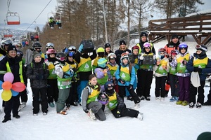 Policjanci i inni uczestnicy na stoku