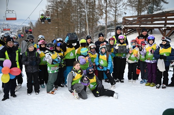 Policjanci i inni uczestnicy na stoku