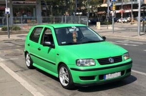 samochód osobowy koloru zielonego zaparkowany na parkingu