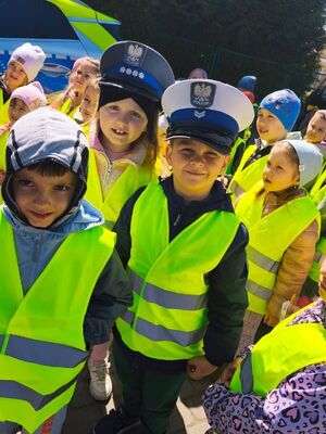 Zdjęcia Samorządowego Przedszkola w Dubiecku, Zespół Szkolno - Przedszkolny w Dubiecku 
Dzieci z Przedszkola z wizytą w Komisariacie Policji w Dubiecku