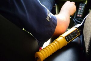 policjant oraz urządzenie do badania stanu trzeźwości