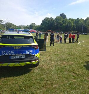 Zdjęcia z pikników z okazji Dnia Dziecka z udziałem policjantów na ternie powiatu przemyskiego