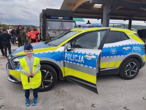 Zdjęcia z pikników z okazji Dnia Dziecka z udziałem policjantów na ternie powiatu przemyskiego