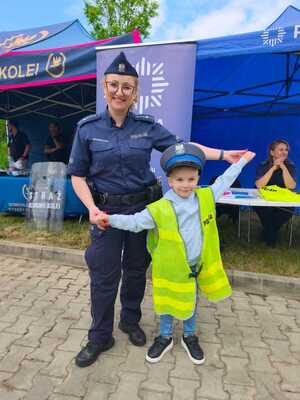 Zdjęcia z pikników z okazji Dnia Dziecka z udziałem policjantów na ternie powiatu przemyskiego