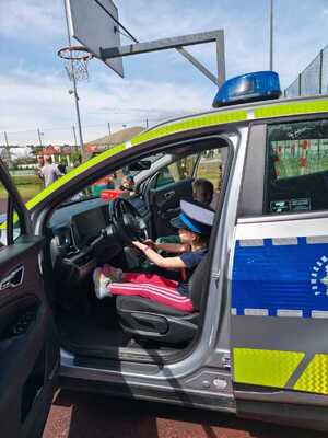 Zdjęcia z pikników z okazji Dnia Dziecka z udziałem policjantów na ternie powiatu przemyskiego