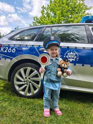 Zdjęcia z pikników z okazji Dnia Dziecka z udziałem policjantów na ternie powiatu przemyskiego